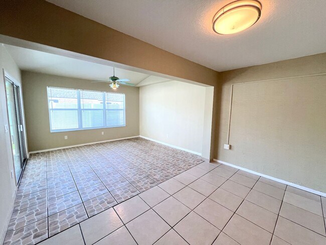 Building Photo - Huge 4 Bed 3 Bath 2 Car Townhome w FENCED YARD  for Rent!