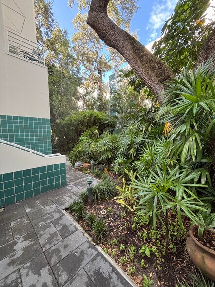 Building Photo - 4950 Bayshore Blvd