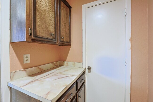 Building Photo - Spacious 3/2/2 near McCullough Park
