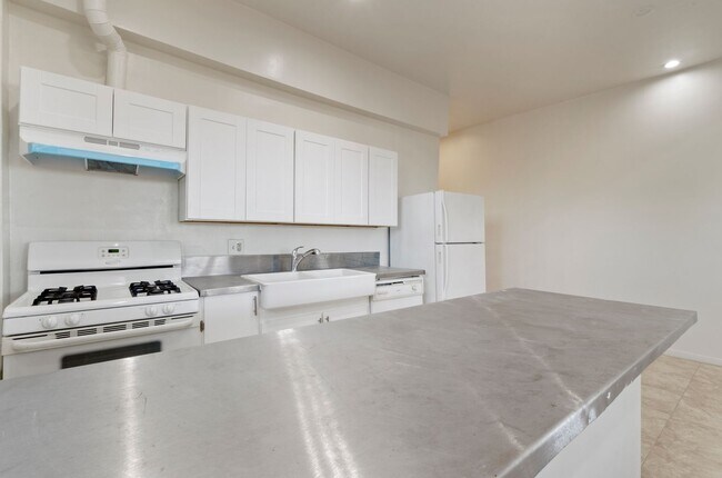 Building Photo - 941 E Edison St