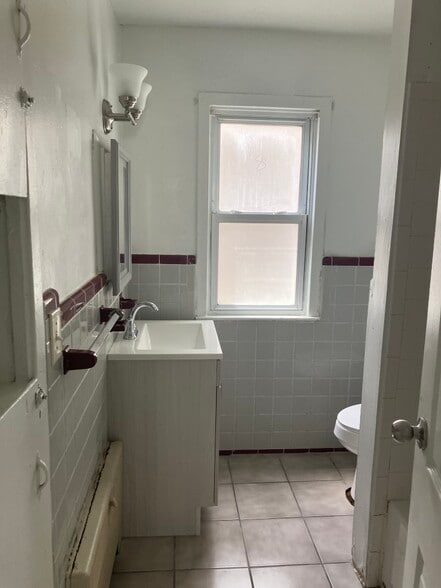 Building Photo - 23850 Dormont Ave