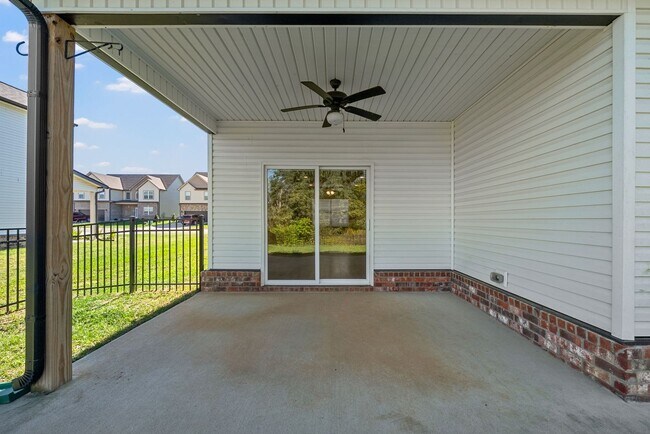 Building Photo - Luxury Meets Comfort: 5-Bed Beauty with Ch...