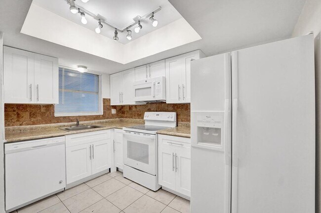 Building Photo - 3 BR / 3 BA + Patio + Parking AVAIL 8/1