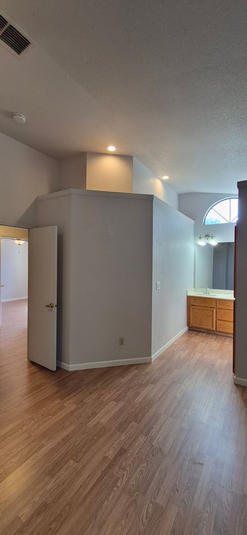 Building Photo - 642 Silvertop Way