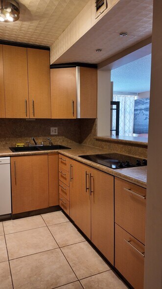 Building Photo - 2049 S Ocean Dr