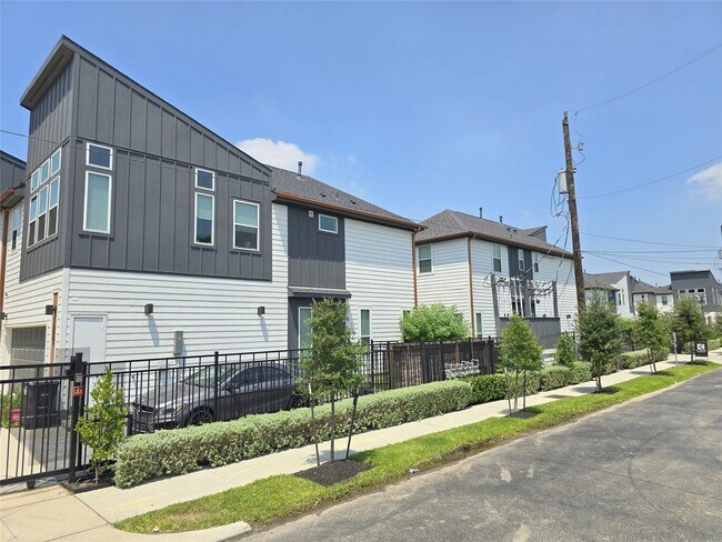 Building Photo - 611 Emile St