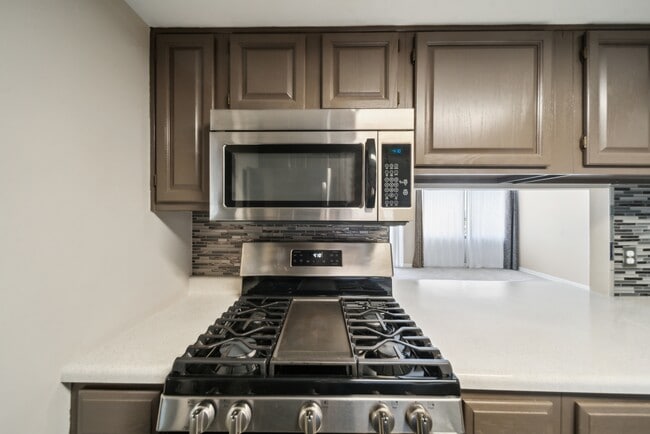 Building Photo - 410 W 7th St