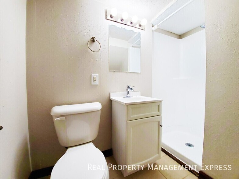 Building Photo - 4 Bed 2 Bath Home with Fenced Yard