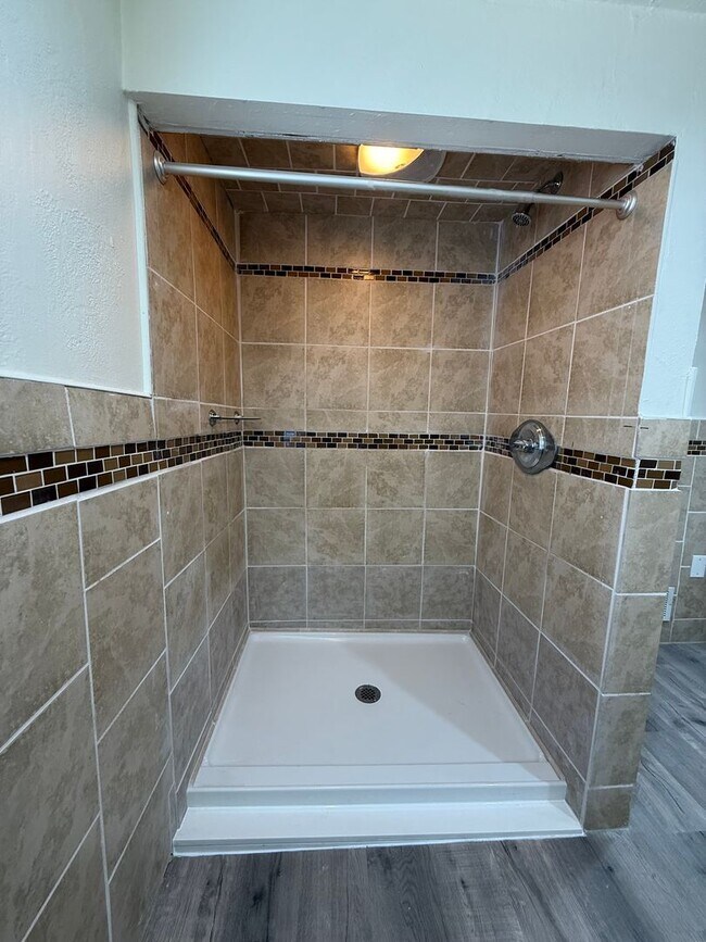 Building Photo - Updated 4BR / 2 Bath Home with off-street parking!