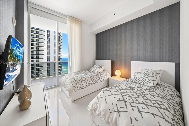 Building Photo - 15901 Collins Ave