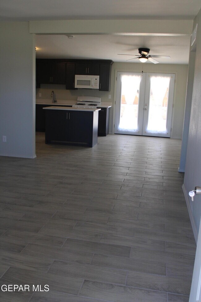 Building Photo - 10465 Omega Cir