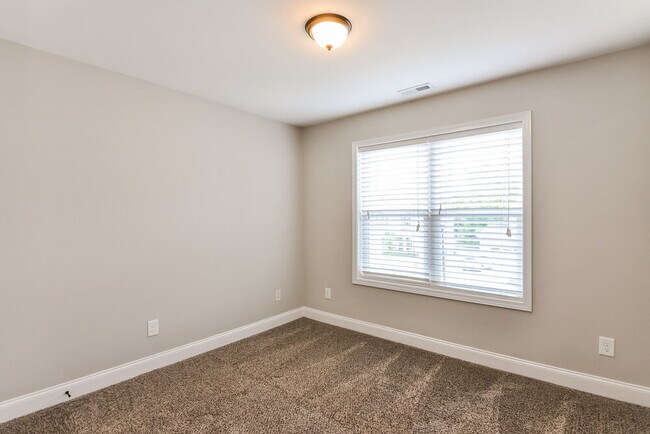 Building Photo - 35 Wood Green Dr