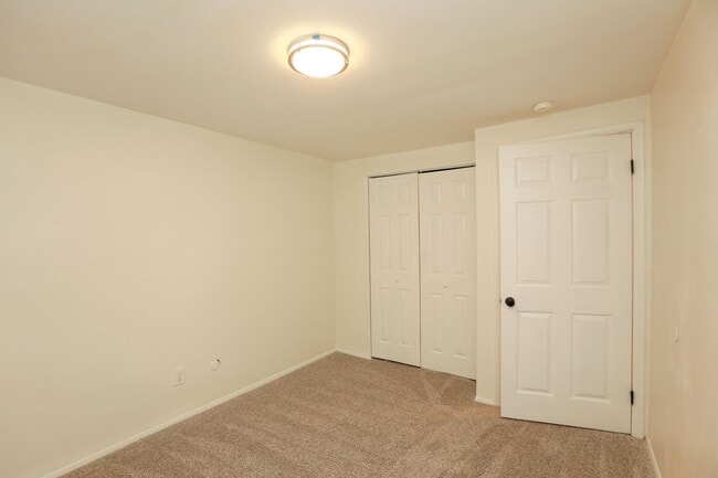 Building Photo - Bright, Clean, and Move-In Ready Townhome