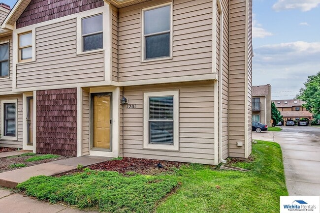Building Photo - Beautiful town home in south east Wichita!