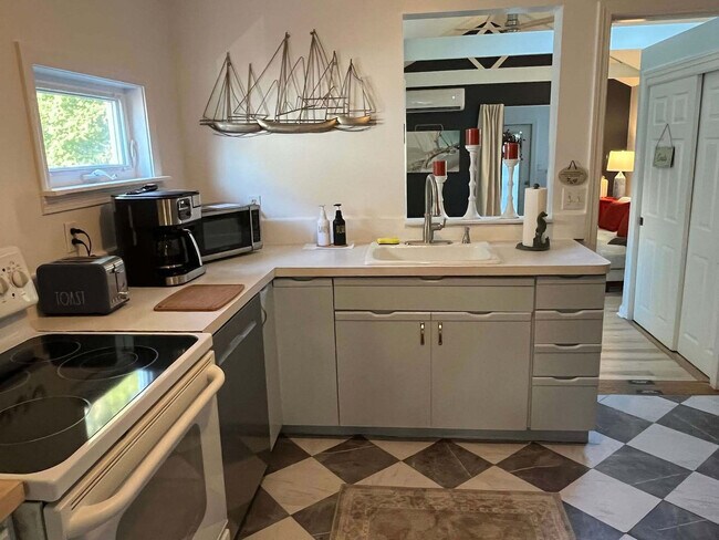 Building Photo - 220 Narragansett Ave