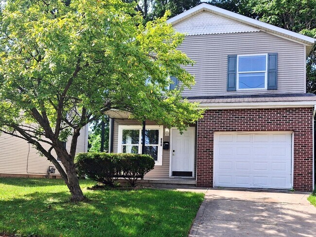 Building Photo - 4 Bed / 2 Full Bath House on a Quiet Dead-End Street — Attached Garage, Central A/C, W/D Hookups ...