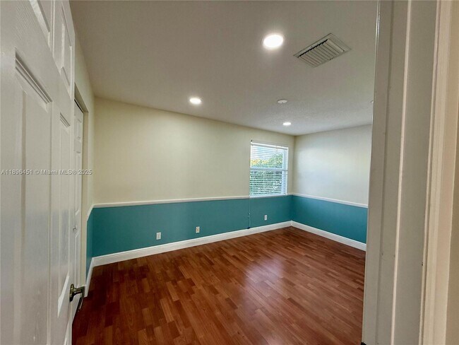Building Photo - 1115 NW 132nd Ave