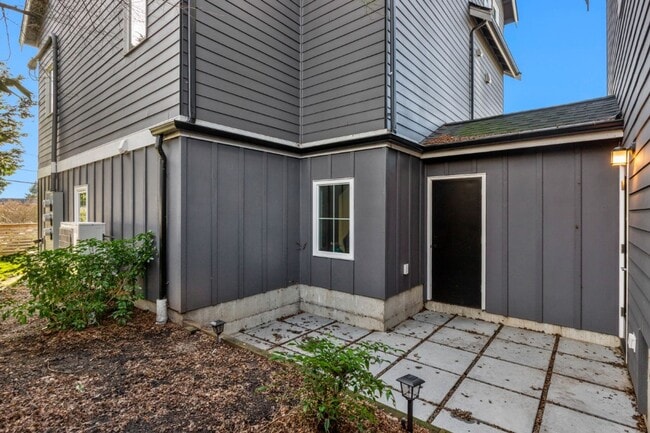 Building Photo - 2Bd/1.75Ba Seattle Condo