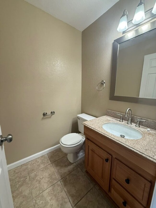 Building Photo - Very nice updated condo in beautiful Granite hills Neighborhood