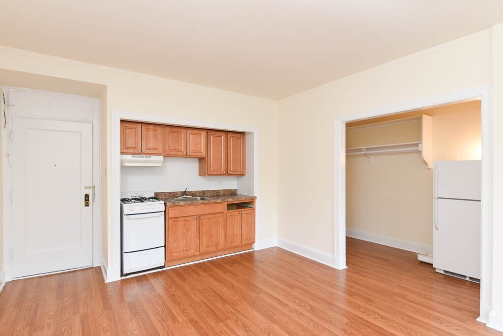 Building Photo - 3335 W Diversey Ave