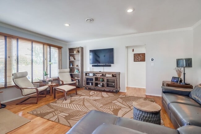 Building Photo - ***VACATION HOME AVAILABLE FROM FEBRUARY 1ST- OCTOBER 31ST*** MONTH TO MONTH