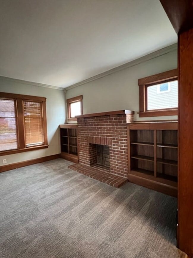 Building Photo - Very spacious 3 bedroom home for rent - Ca...