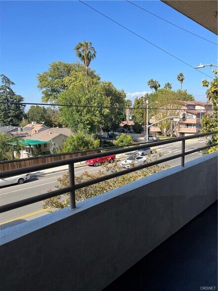Building Photo - 13920 Moorpark St