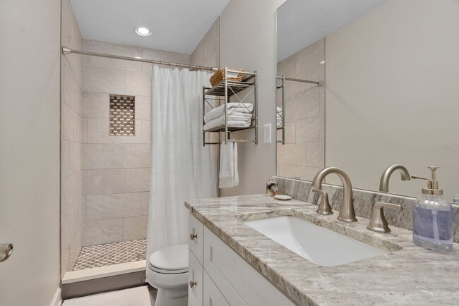 Building Photo - 3304 Glenridge Dr