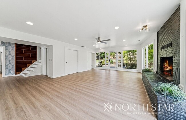 Building Photo - Newly renovated stunning lakefront home.