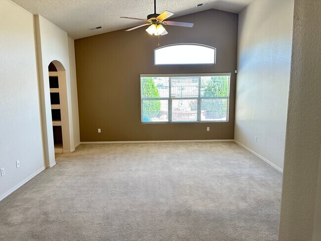 Building Photo - Large 3 bed / 2 Bath | Desirable Cabezon H...