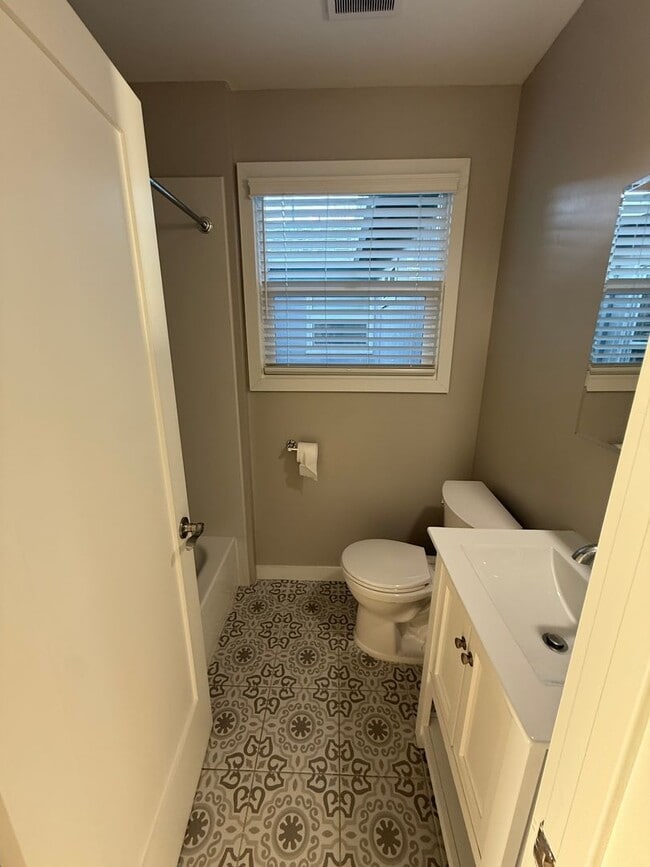 Building Photo - Beautifully Updated 2/2 Duplex - 4033 Miller Way