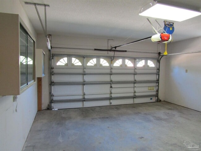 Building Photo - 5947 Grandview Dr