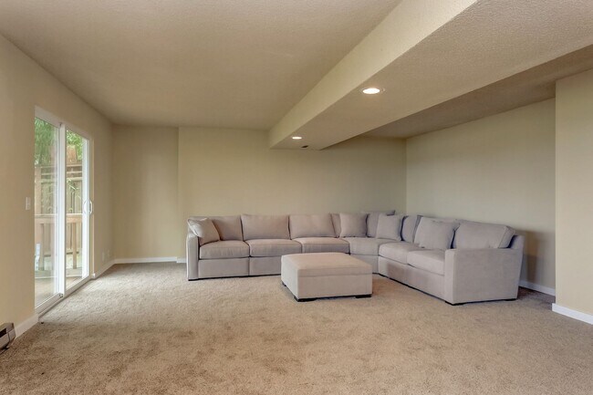 Building Photo - Large 4 Bedroom Edgemoor Home w/ Mother-in-law Suite