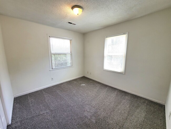 Building Photo - Adorable 2-bedroom ready now!