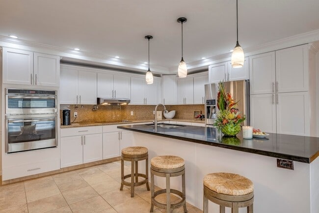 Building Photo - 912 N Niheu Pl