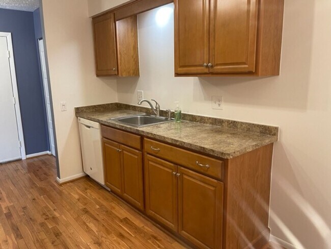 Building Photo - 2 Bedroom Condo - 1.5 Baths, Community Pool, Central AC