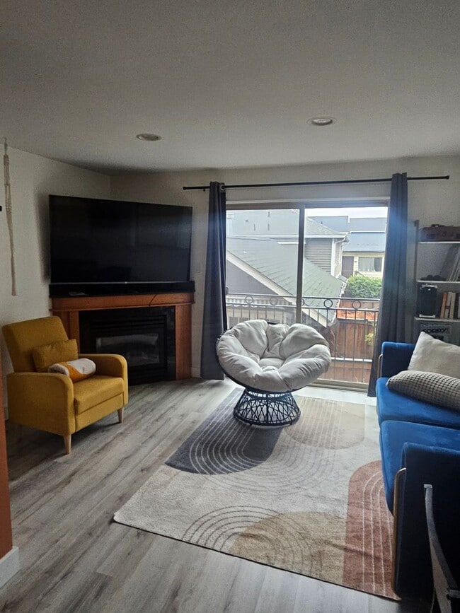 Building Photo - Spacious 3 Bedroom Townhome in West Seattle!