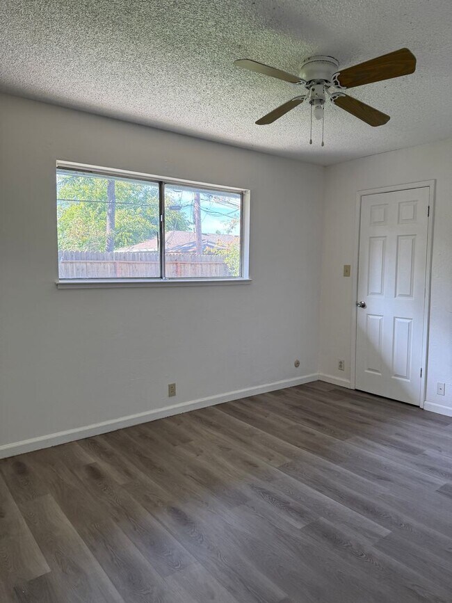 Building Photo - Renovated 3BD/2BA on Quiet Cul-de-Sac