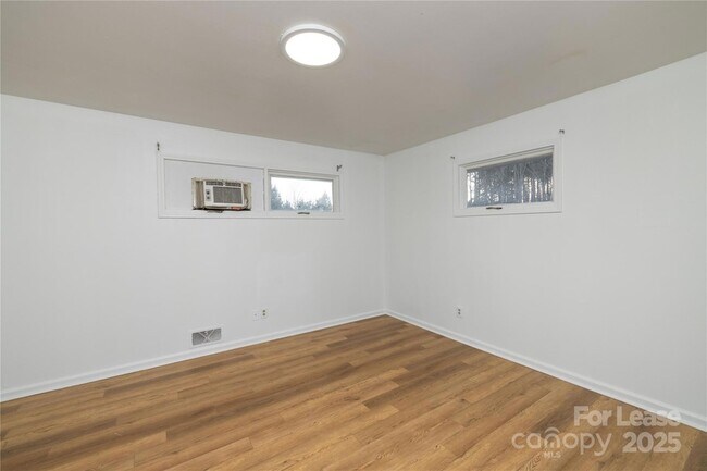 Building Photo - 44261 US-52
