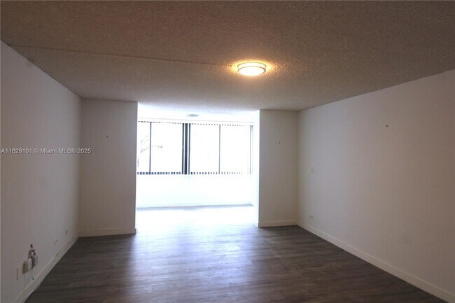 Building Photo - 3750 Inverrary Dr