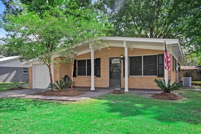 Building Photo - 122 Clarence Dr
