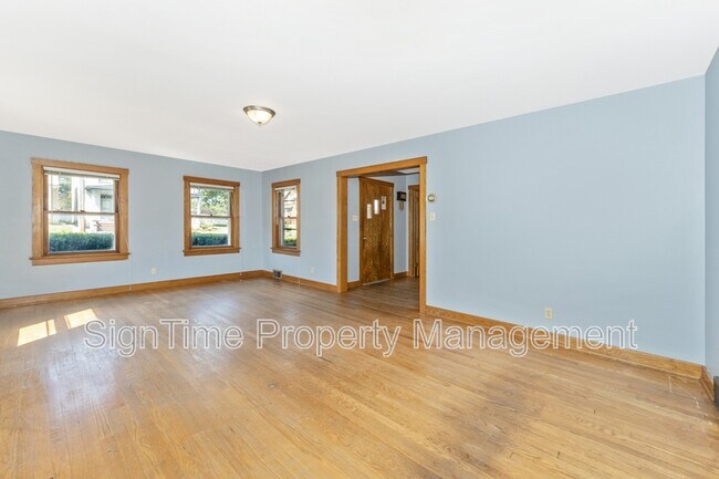 Building Photo - 826 Summit Ave