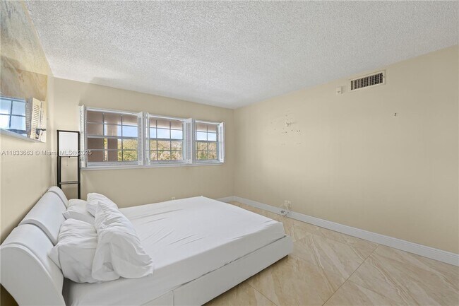 Building Photo - 2671 S Course Dr