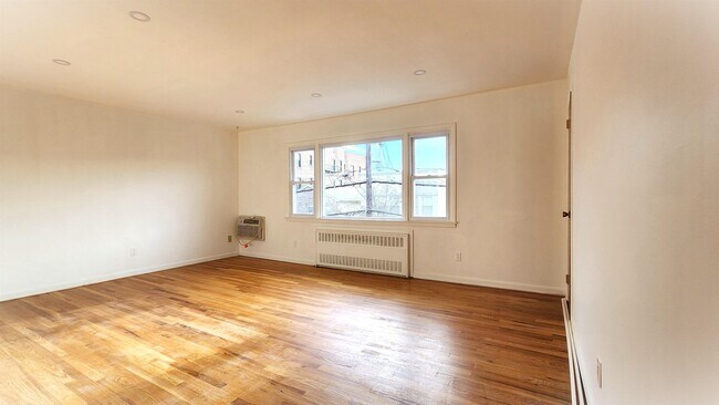 Building Photo - 412 72nd St
