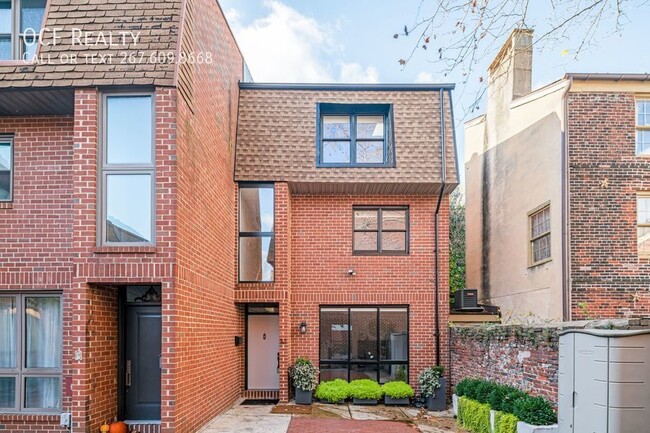 Building Photo - Stunning Old City Townhome