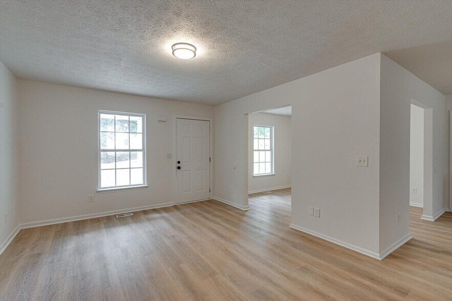 Building Photo - 913 Sylvan Dr