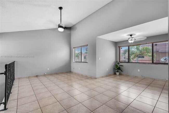 Building Photo - 341 W Park Dr