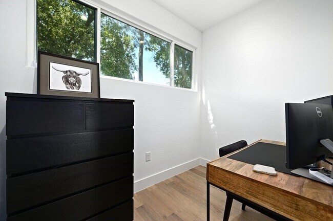 Building Photo - 5212 Huisache St