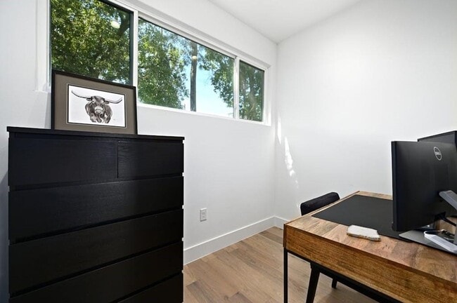 Building Photo - Best free standing 2 bed 2 bath House in great location