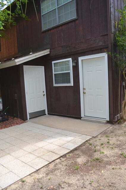 Building Photo - Charming 2-Bed Townhouse Retreat in Fort W...
